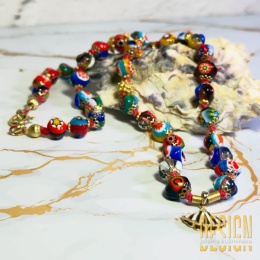 "Ręcznie wykonany naszyjnik z kolorowych koralików Murano i emaliowaną muszlą – biżuteria premium Kuźmińska Design"