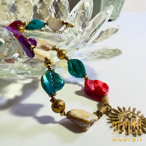 Naszyjnik z kolorowych pereł z zawieszką Słońce — srebro pozłacane 24K | Kuźmińska Design