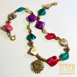 Naszyjnik z kolorowych pereł z zawieszką Słońce — srebro pozłacane 24K | Kuźmińska Design