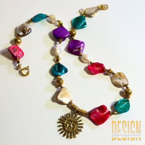 Naszyjnik z kolorowych pereł z zawieszką Słońce — srebro pozłacane 24K | Kuźmińska Design