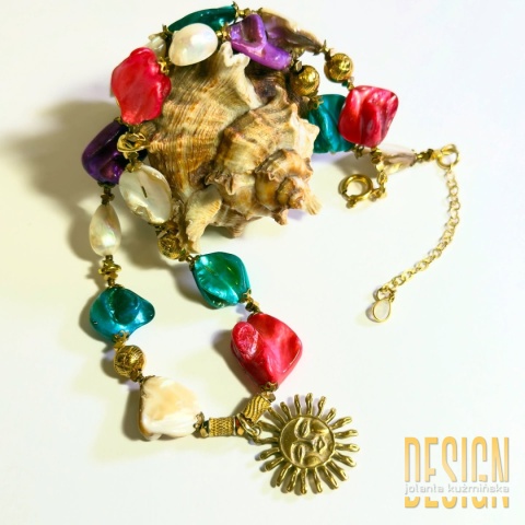 Naszyjnik z kolorowych pereł z zawieszką Słońce — srebro pozłacane 24K | Kuźmińska Design