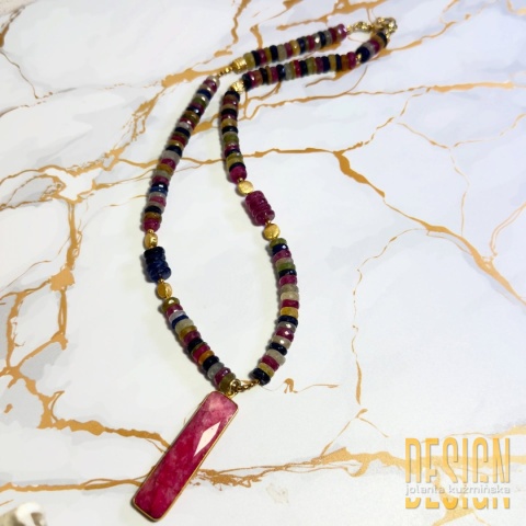 Naszyjnik z naturalnych szafirów i rubinu w złoconym srebrze