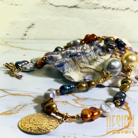 Naszyjnik z pereł Biwa z zawieszką kalendarza Majów | Kuźmińska Design