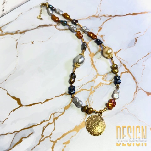 Naszyjnik z pereł Biwa z zawieszką kalendarza Majów | Kuźmińska Design