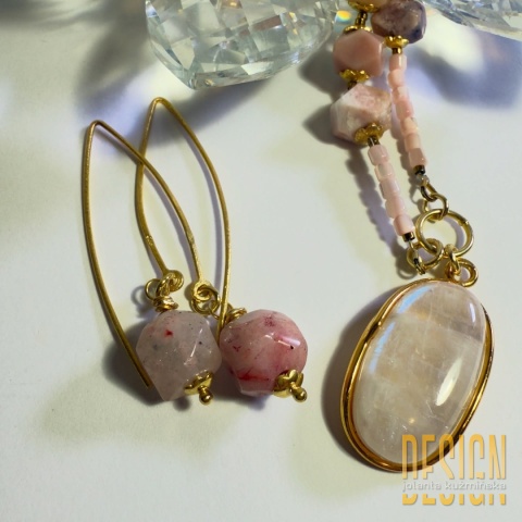Kolczyki z różowym kamieniem i detalami w złoceniu