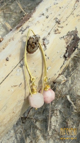 Kolczyki z różowym kamieniem i detalami w złoceniu