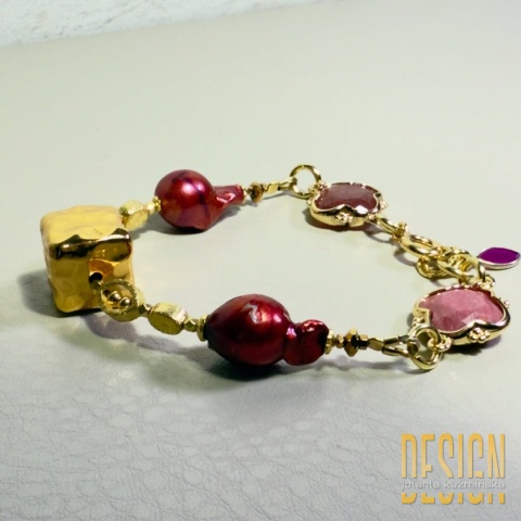 Bransoletka z czerwoną perłą Biwa i rodonitem – pozłacane srebro 24k