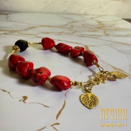 Bransoletka z czerwonego howlitu z czarnym agatem i złoconymi detalami