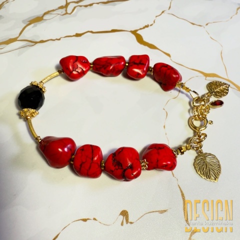 Bransoletka z czerwonego howlitu z czarnym agatem i złoconymi detalami