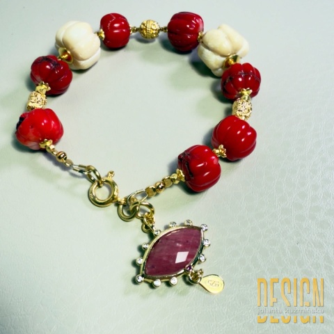 Bransoletka z czerwonego i kremowego koralu z zawieszką z rodonitu – srebro pozłacane 24k