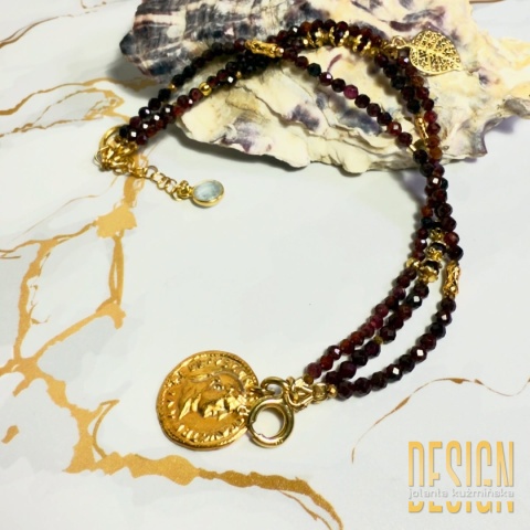 Bransoletka z granatów almandynów – 3-rzędowa z zawieszką monety i złoconym srebrem