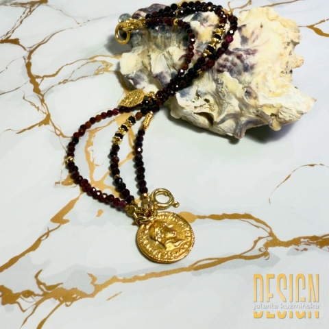 Bransoletka z granatów almandynów – 3-rzędowa z zawieszką monety i złoconym srebrem