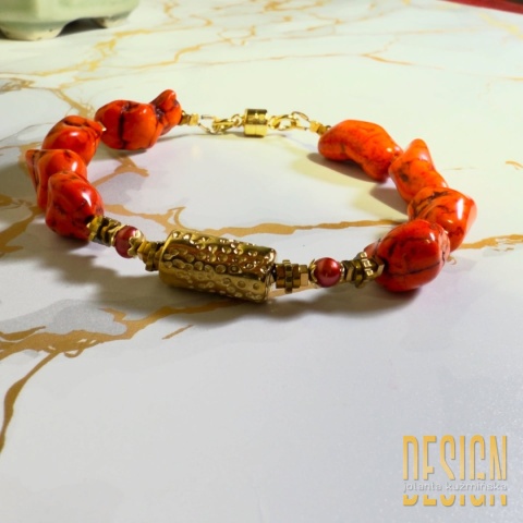 Bransoletka z howlitu w odcieniu pomarańczy z czerwoną perłą | Srebro pozłacane 24K – Kuźmińska Design