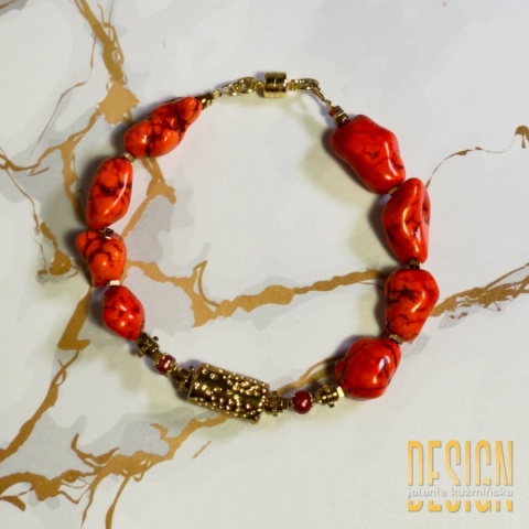 Bransoletka z howlitu w odcieniu pomarańczy z czerwoną perłą | Srebro pozłacane 24K – Kuźmińska Design