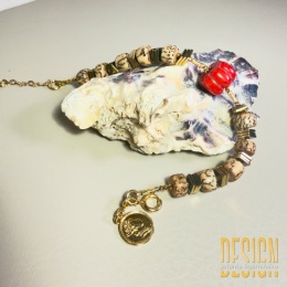 Bransoletka z jaspisu z czerwonym huayruro i złoconymi detalami