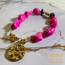 Bransoletka z różowego howlitu i jaspisów | Medalion w złoceniu 24K – Kuźmińska Design