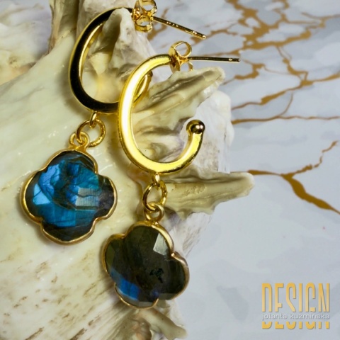 Kolczyki z labradorytem na złoconych sztyftach z cyrkoniami