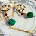 Kolczyki z malachitem i czerwonym kryształkiem – pozłacane | Kuźmińska Design