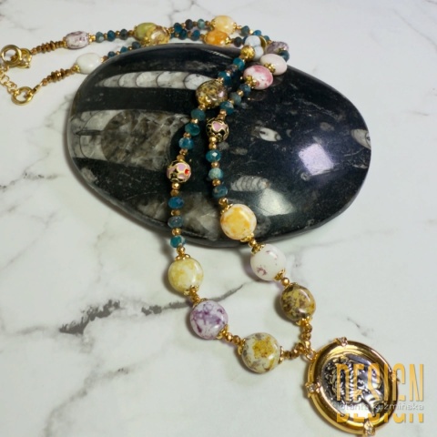 Naszyjnik Antiqua z jaspisów i apatytu z antyczną zawieszką – 42 cm