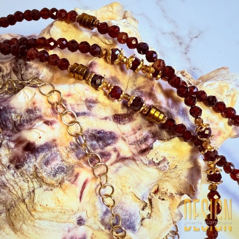 Naszyjnik „Mandala Granatu” – naturalne granaty z odpinaną mandalą
