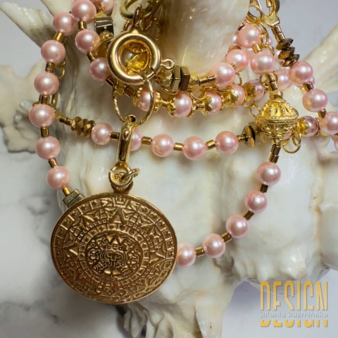 Naszyjnik Perły Premium pudrowy róż 92 cm z antycznymi zawieszkami
