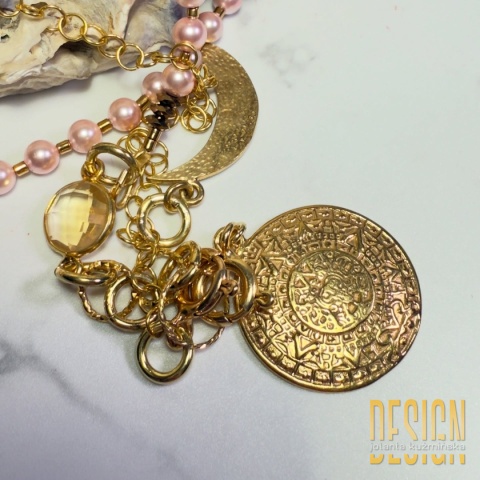 Naszyjnik Perły Premium pudrowy róż 92 cm z antycznymi zawieszkami