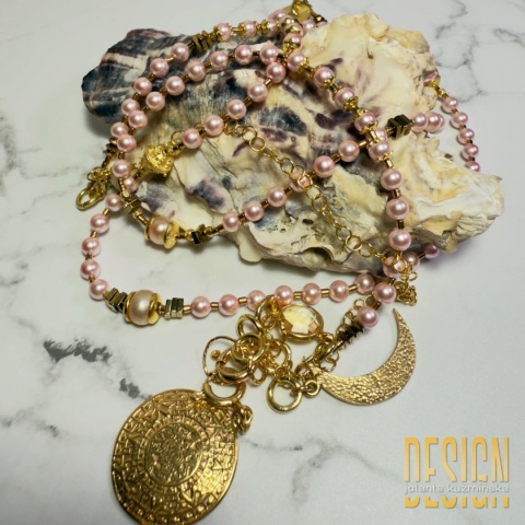 Naszyjnik Perły Premium pudrowy róż 92 cm z antycznymi zawieszkami