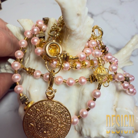 Naszyjnik Perły Premium pudrowy róż 92 cm z antycznymi zawieszkami