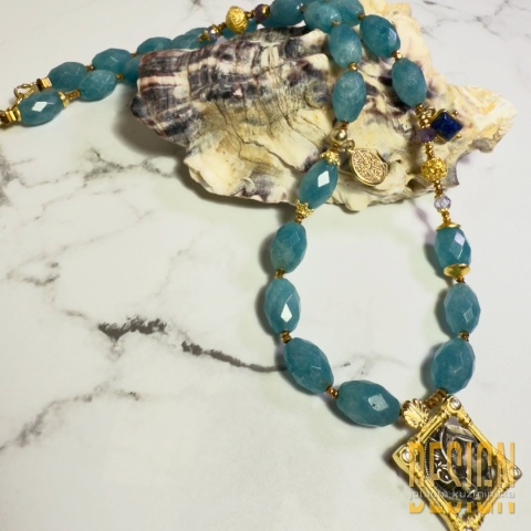 Naszyjnik z akwamarynów z antyczną zawieszką i akcentem ametystu