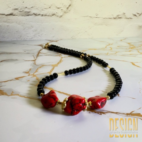 Naszyjnik z czarnego onyksu i czerwonego howlitu – złocone detale 24 K
