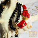 Naszyjnik z czarnego onyksu i czerwonego howlitu – złocone detale 24 K