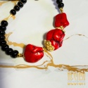 Naszyjnik z czarnego onyksu i czerwonego howlitu – złocone detale 24 K