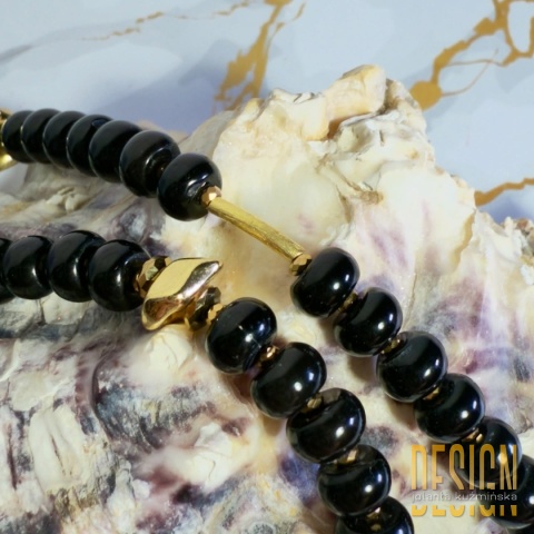 Naszyjnik z czarnego onyksu i czerwonego howlitu – złocone detale 24 K