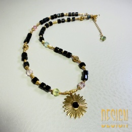 Naszyjnik z czarnego onyksu i morganitów ze złoconą zawieszką