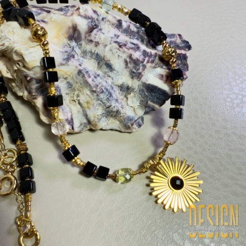 Naszyjnik z czarnego onyksu i morganitów ze złoconą zawieszką