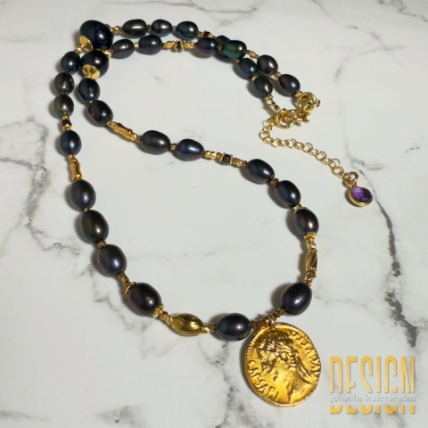 Naszyjnik z czarnych i zielonych pereł z antyczną monetą – 44 cm