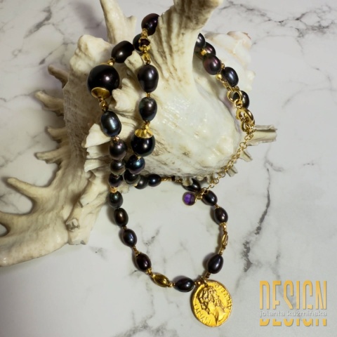 Naszyjnik z czarnych i zielonych pereł z antyczną monetą – 44 cm