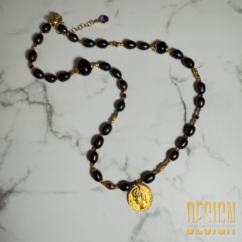 Naszyjnik z czarnych i zielonych pereł z antyczną monetą – 44 cm