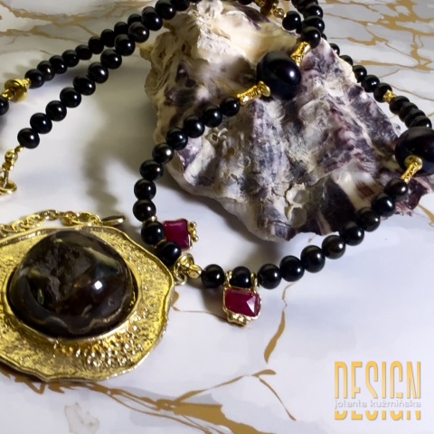 Naszyjnik z czarnych pereł, pirytu i rubinu | Srebro pozłacane 24K | Kuźmińska Design