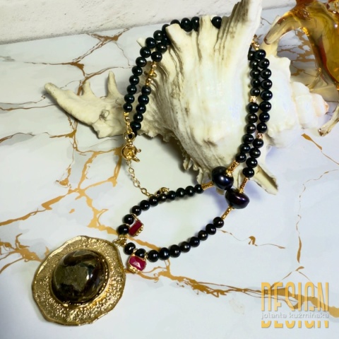 Naszyjnik z czarnych pereł, pirytu i rubinu | Srebro pozłacane 24K | Kuźmińska Design