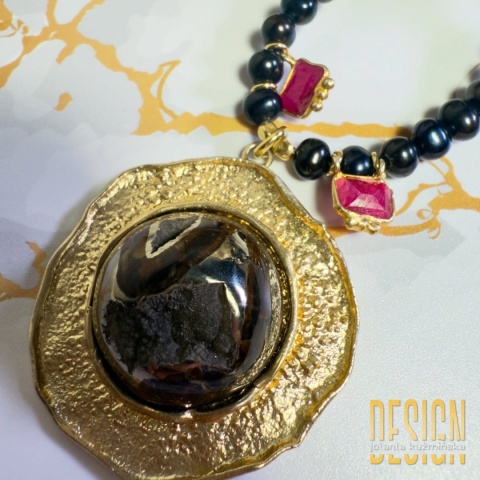 Naszyjnik z czarnych pereł, pirytu i rubinu | Srebro pozłacane 24K | Kuźmińska Design