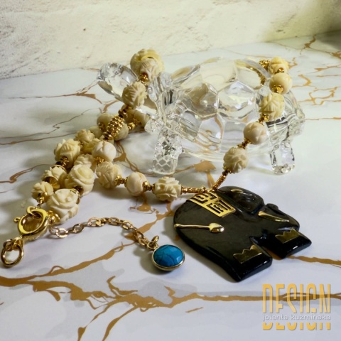 Naszyjnik z kości bawolej i onyksu – Słoń | Kuźmińska Design