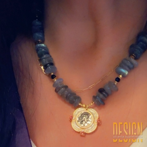 Naszyjnik z labradorytów z zawieszką Ateny – srebro złocone 24k | Unikat 1/1