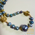 Detal naszyjnika z niebieskimi perłami i złoconymi elementami