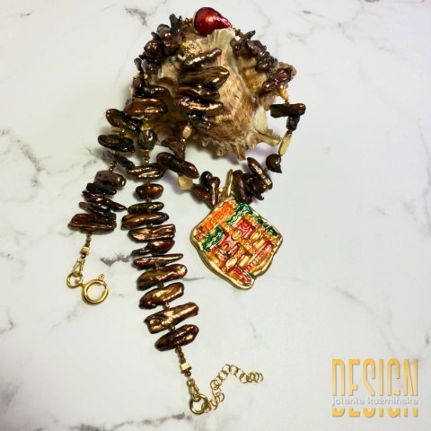 Naszyjnik z naturalnych pereł z sygnowaną zawieszką rolled gold – 44 cm + łańcuszek 4 cm