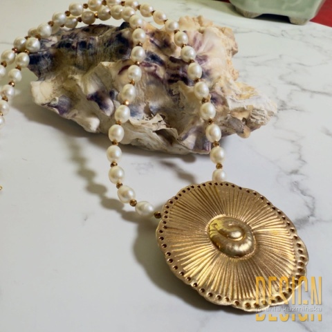 Naszyjnik z naturalnych pereł z zawieszką w złoconym srebrze 24k – unikat 1/1