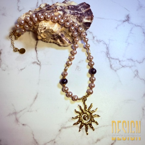 Naszyjnik z pereł Honora pudrowy róż – antyczne słońce | Kuźmińska Design