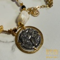 Unikatowy naszyjnik z naturalnej muszli i czarnego agatu – moneta | srebro złocone 24k