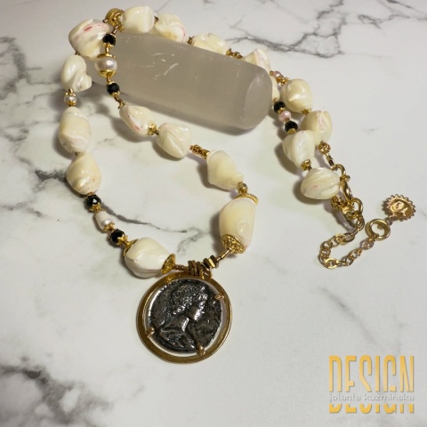 Unikatowy naszyjnik z naturalnej muszli i czarnego agatu – moneta | srebro złocone 24k