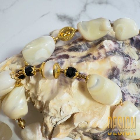 Unikatowy naszyjnik z naturalnej muszli i czarnego agatu – moneta | srebro złocone 24k